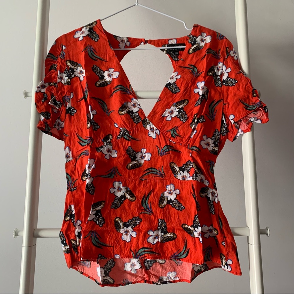 Topshop | Red Hawaiian pattern | Low cut and open back | Short sleeve blouse